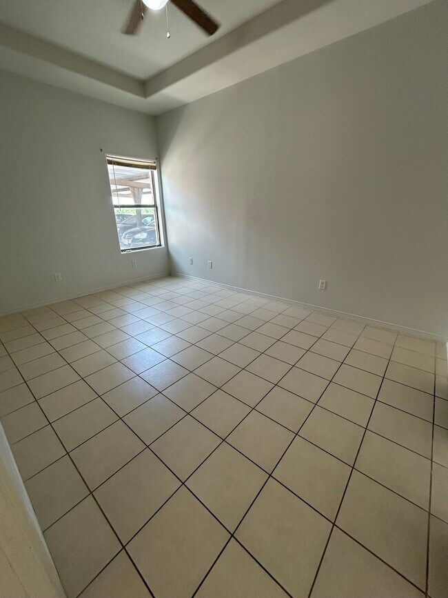 Building Photo - 3001 Diamondhead Ave