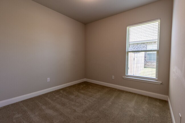 Building Photo - 3 Bedrooms / 2 Bathrooms in Silverhill! Mid-August
