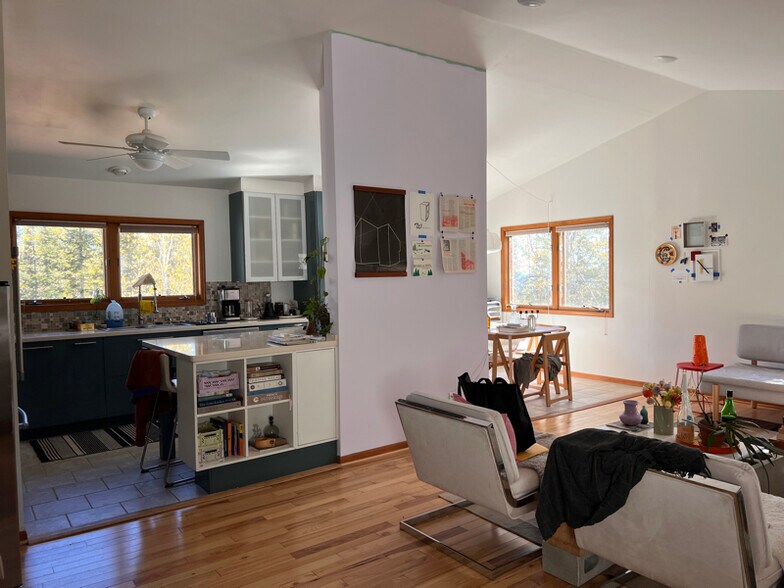 Building Photo - 314 W 8th Ave