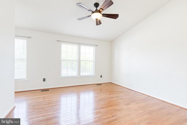 Building Photo - 6 Sandview Ct
