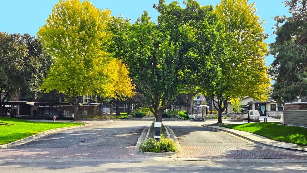 Building Photo - The Springs of Royal Oaks