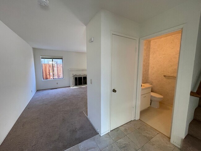 Building Photo - 3bd/2ba - Santa Clara Townhouse with 2 Car Garage