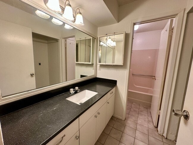 Building Photo - For Lease | 2 Bed, 1.5 Bath | 900 Sq Ft | Meadow Village