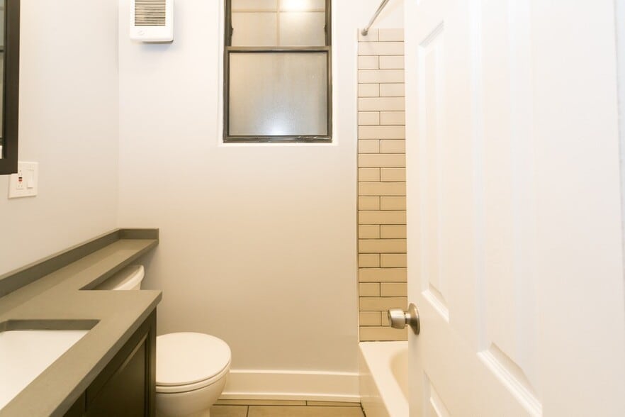 Building Photo - 4828 N Damen Ave