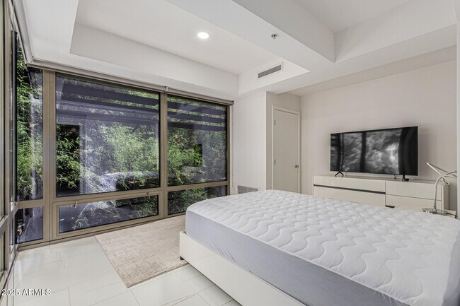 Building Photo - 7121 E Rancho Vista Dr