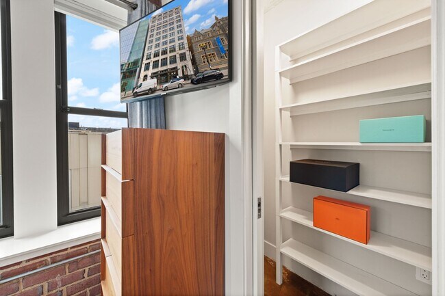 Building Photo - Fully Furnished Designer Loft with Parking & Monument Views!