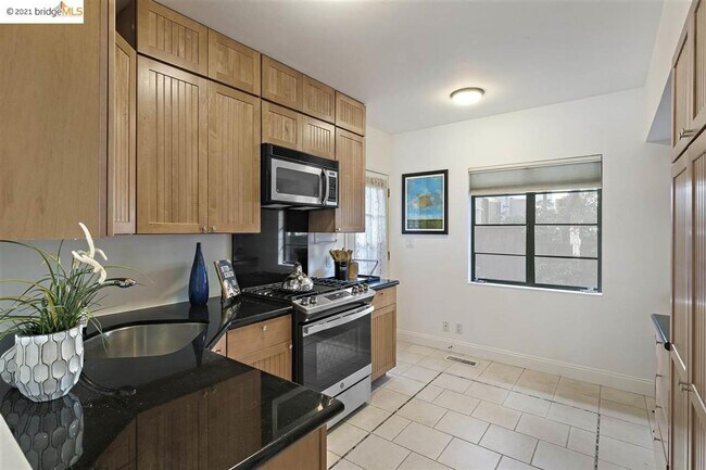 Building Photo - Beautiful Light-Filled 2BR/1BA Condo – Ste...