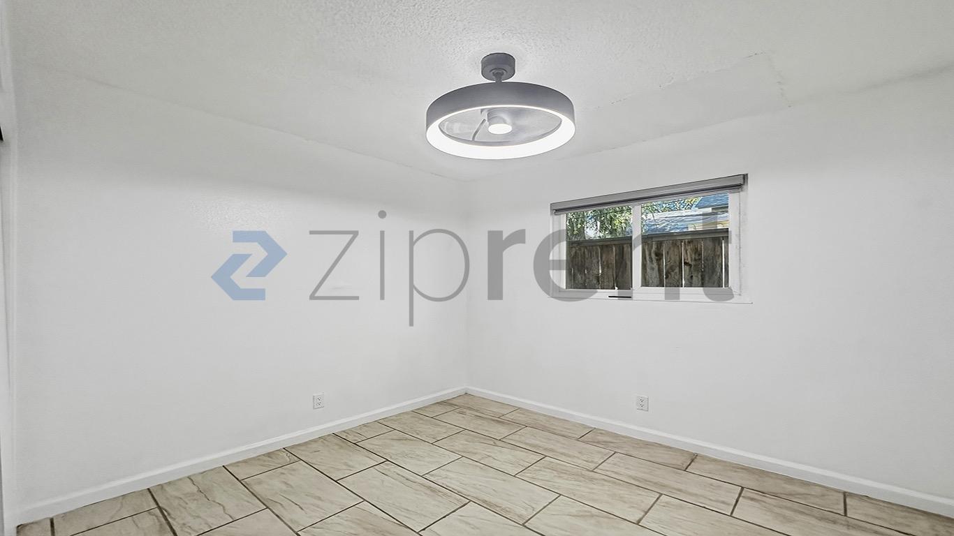 Building Photo - 132 W 18th St