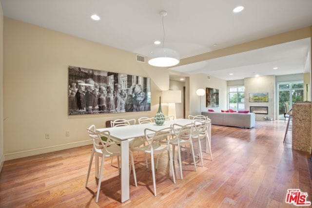 Building Photo - 447 N Doheny Dr