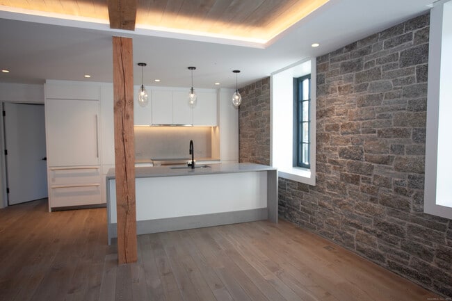 Building Photo - 41 Richmondville Ave