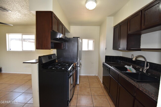 Building Photo - 304 Maricela Dr