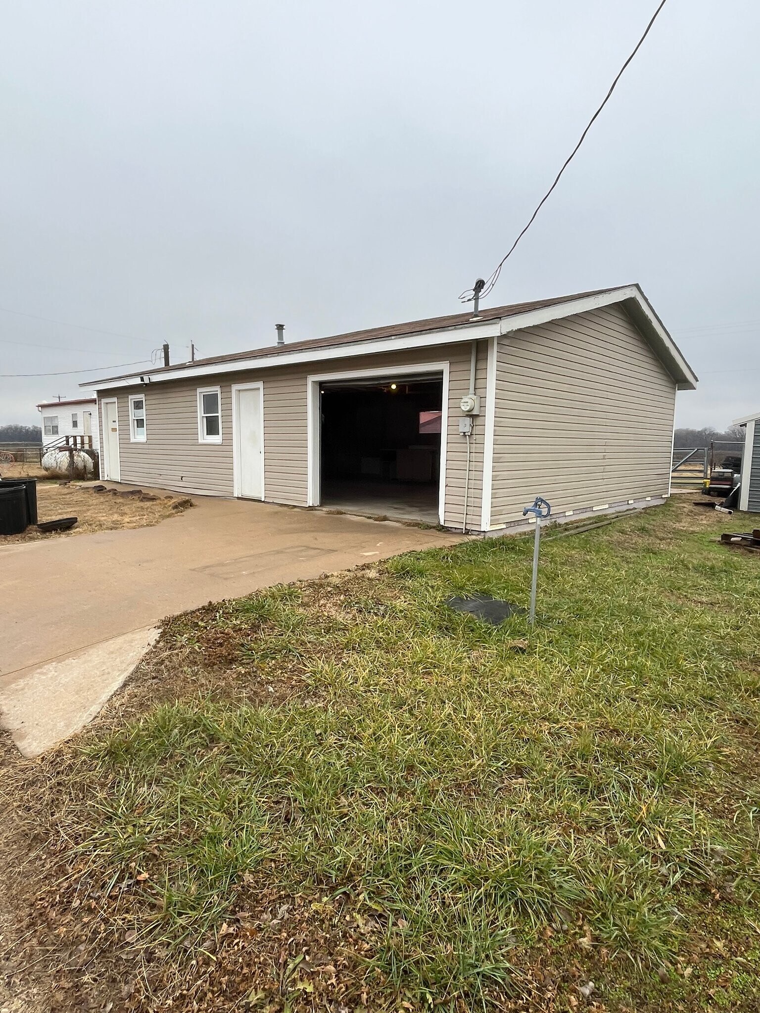 Building Photo - 2156 N Weaver Rd
