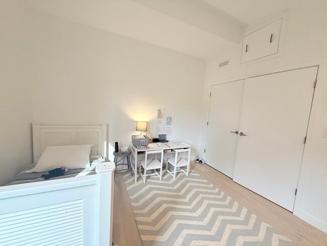 Building Photo - 6 Parkside Dr