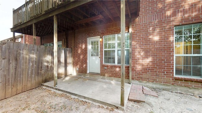 Building Photo - 1511 Hollow Hill Dr