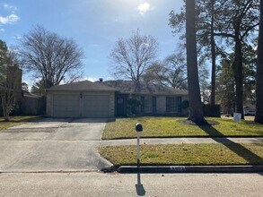 Building Photo - Lovely well cared for home on an extensive...