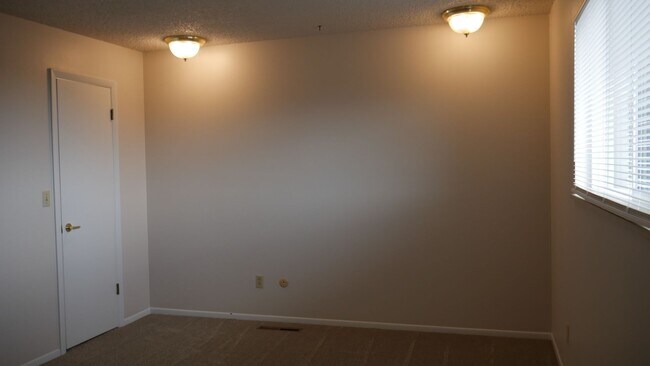 Building Photo - Single Family 3 Bed, 2 Bath w/ Big Backyar...