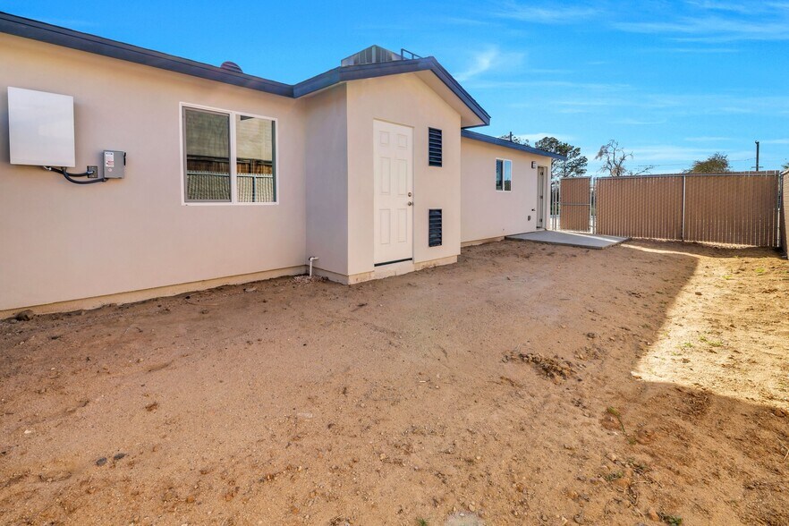 Building Photo - 1340 W Mariposa Ave