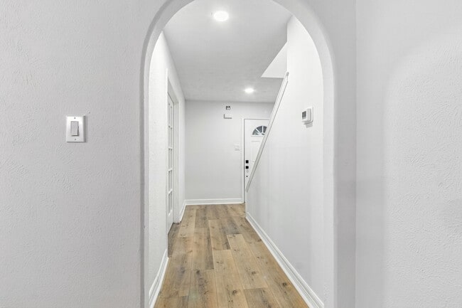 Building Photo - 606 Orangewood Dr