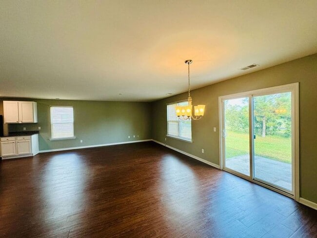 Building Photo - 4 bed, 2 bath-- Available Aug 2026!