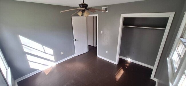 Building Photo - 540 Clubview Dr