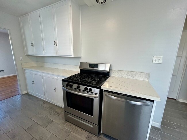 Building Photo - 3 Bedroom Charmer in the Heart of Pacific ...