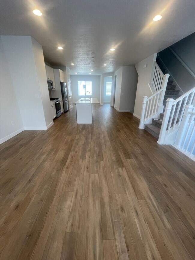 Building Photo - Beautiful New Townhome for Rent in Bluffdale!