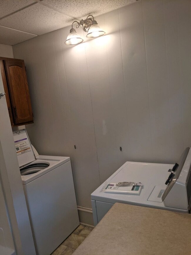 Building Photo - New Listing! 3+ bedroom/2bath Close to Everything!!