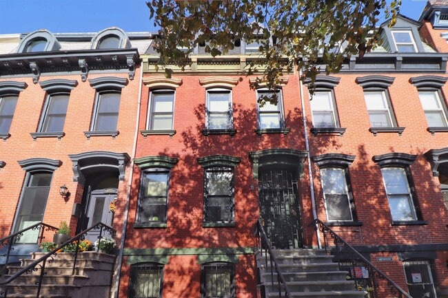 Building Photo - 820 Grand St