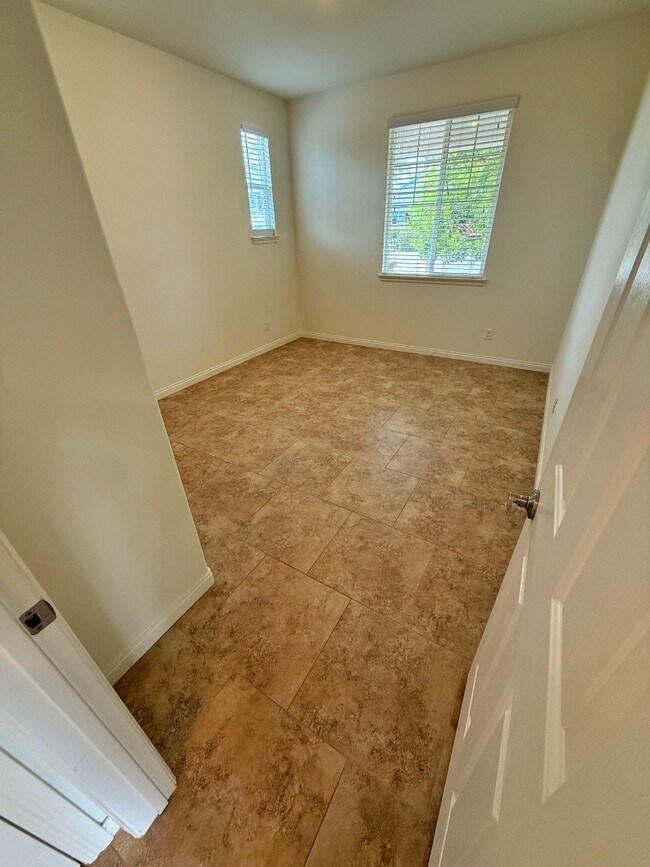 Building Photo - 1099 Buena Vista Way