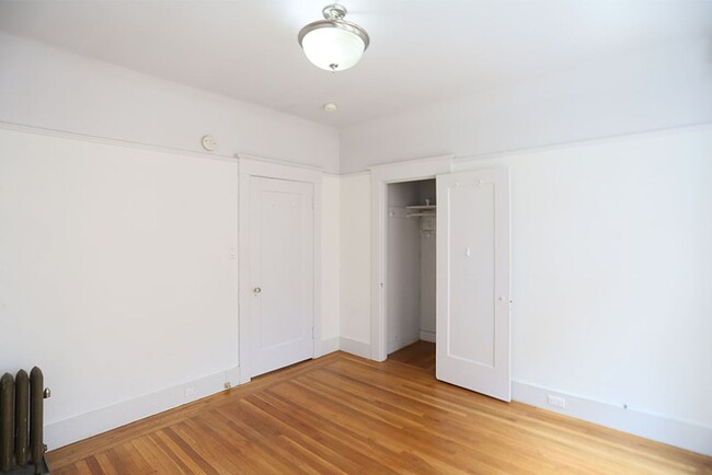 Building Photo - Top, third floor 2BR/1BA on Nob Hill class...