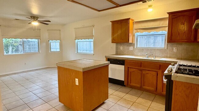 Building Photo - 945 Don Medico Dr