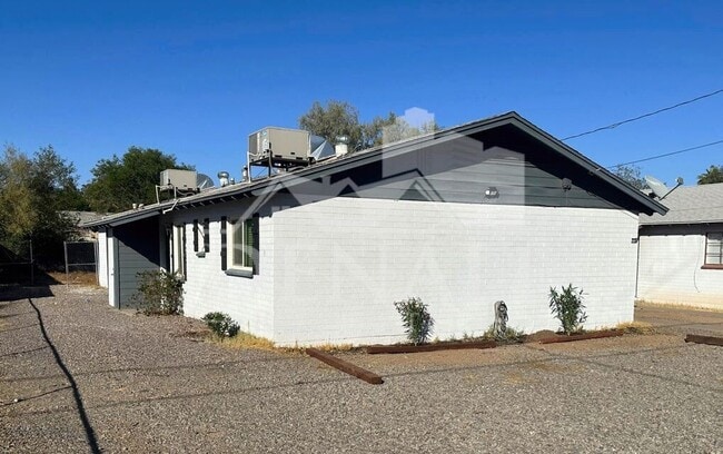 Building Photo - 2726 E Willetta St