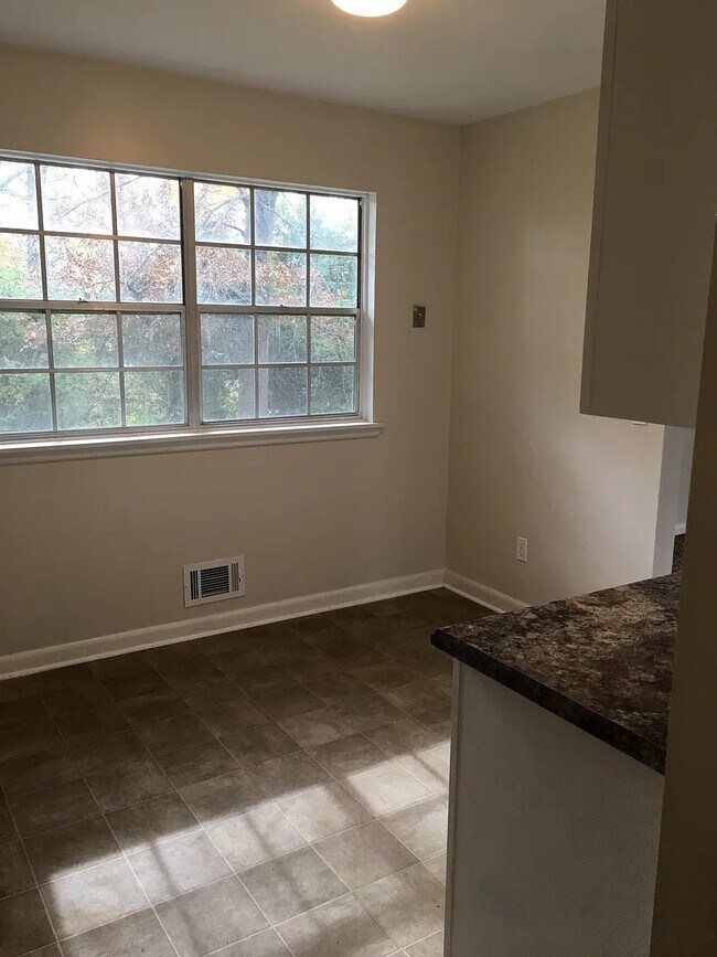 Building Photo - 3002 Seminole Dr
