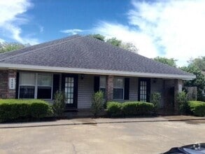 Building Photo - 2 Bedroom 2 bath Duplex for rent