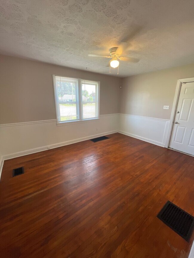 Building Photo - Cape Cod House