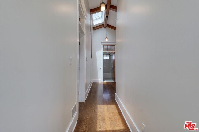 Building Photo - 933 Venezia Ave