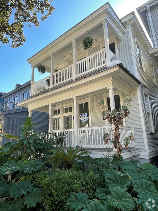Building Photo - 215 W 38th St
