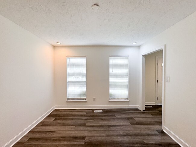Building Photo - Conveniently Located 3 Bed 2.5 Bath Home i...