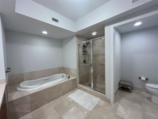 Building Photo - 2650 Lake Shore Dr