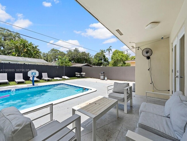 Building Photo - 560 NE 161st St