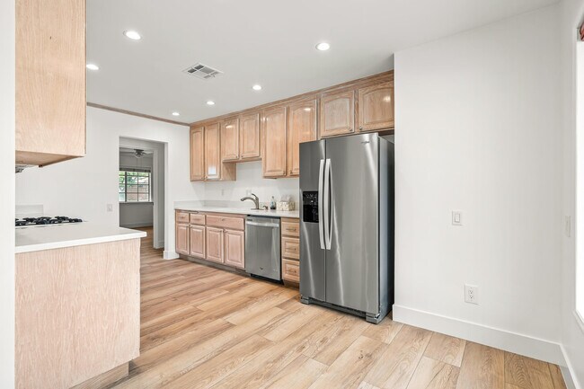 Building Photo - 912 N Camino Condor