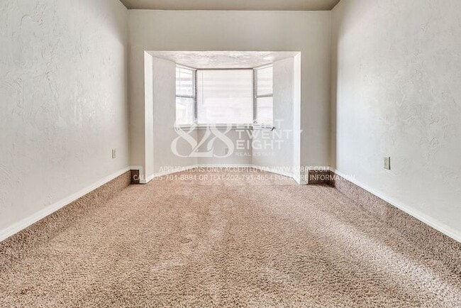 Building Photo - 3 Bedroom/1 Bath Single Family Home Just M...