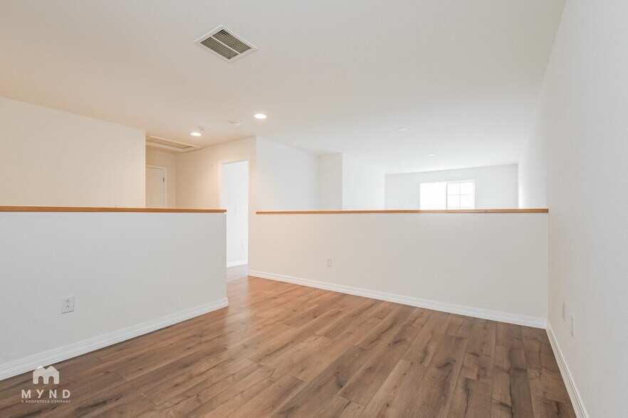 Building Photo - 805 Summer Hawk Dr