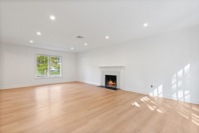 Building Photo - 18 Echo Ln