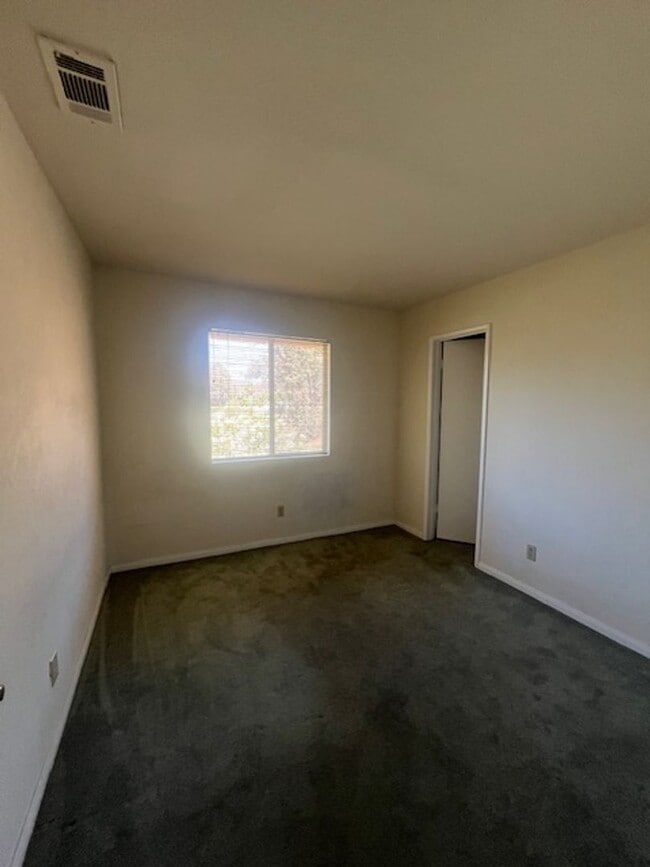 Building Photo - Spacious 4-Bedroom home centrally located ...