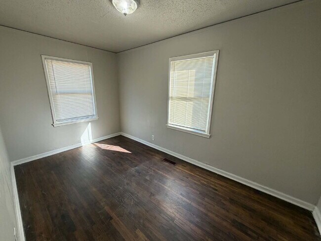 Building Photo - 1047 N New Haven Ave