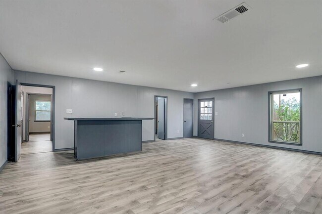Building Photo - 10407 Fairview Dr