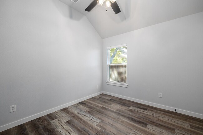 Building Photo - 400 Leuty St