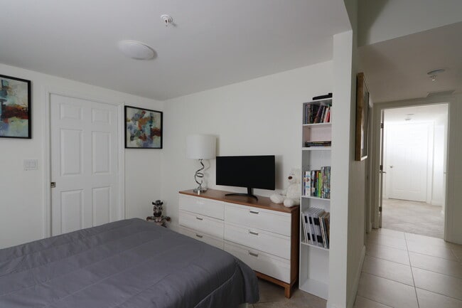 Building Photo - 411 N New River Dr E