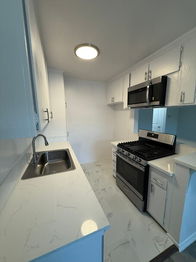 Interior Photo - 1166 S. Crenshaw Blvd